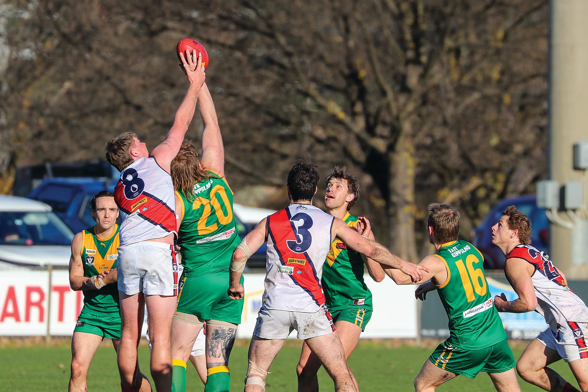 Big man Benjamin Willis gets his Leongatha midfielders first crack at the footy with some physical ruckwork. w29_2725
