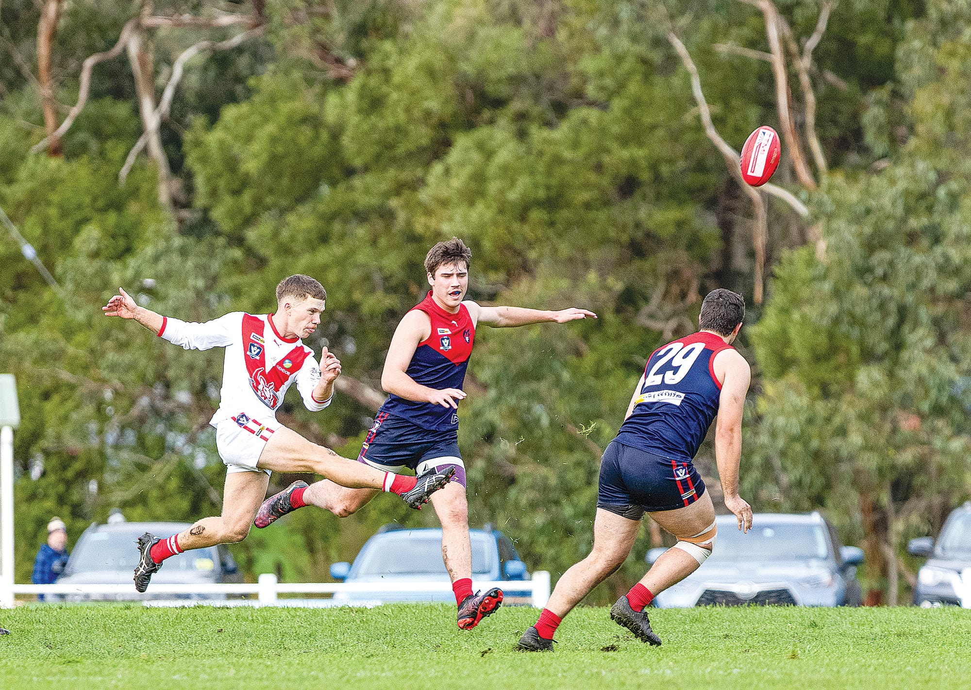 Harrison Smith gets a smooth kick on the run whilst under heat from the MDU opposition. Photo: Bec Casey Sports Photography.
