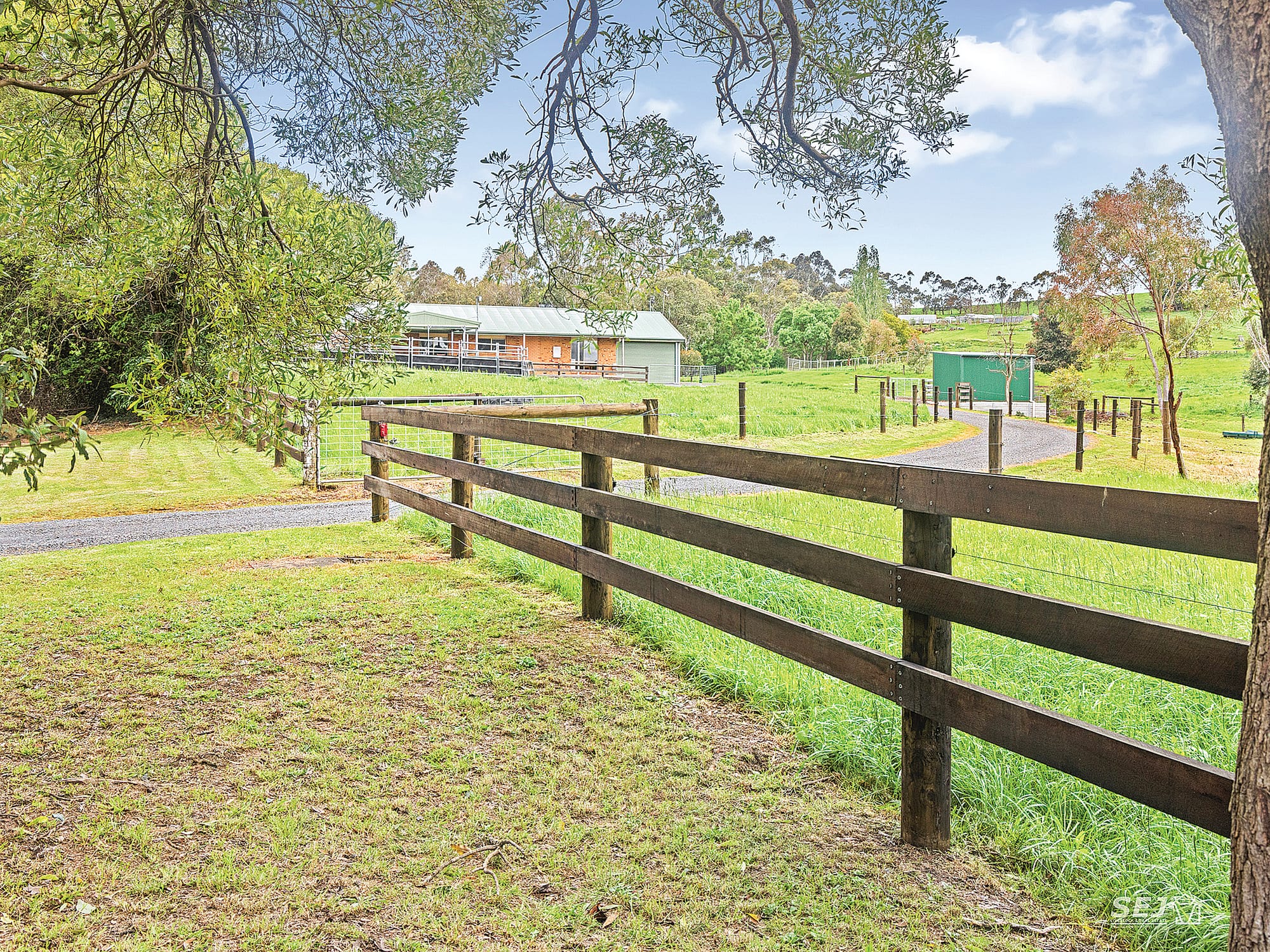 Lifestyle gem on the edge of town!