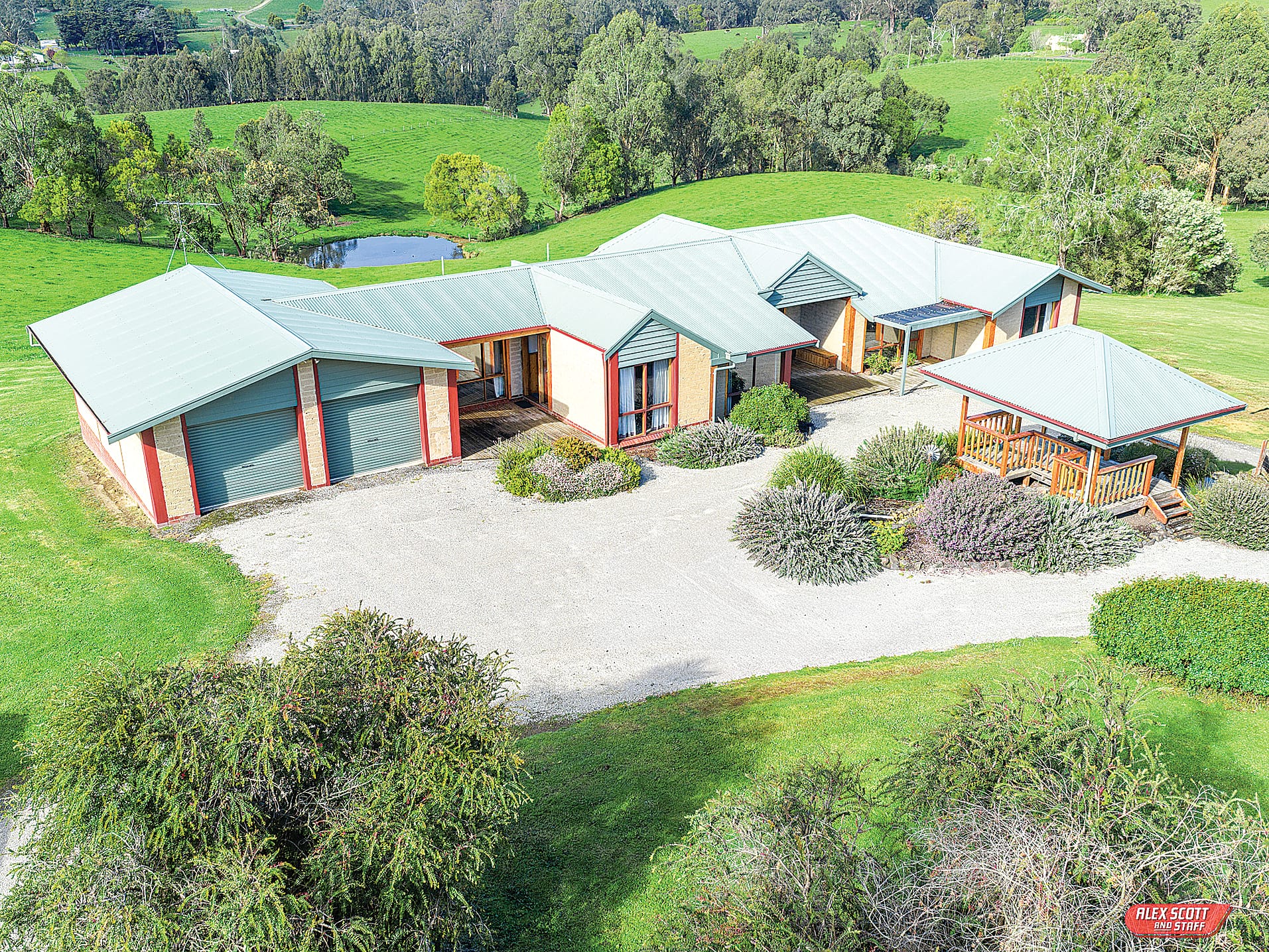 Rural lifestyle retreat with stunning views