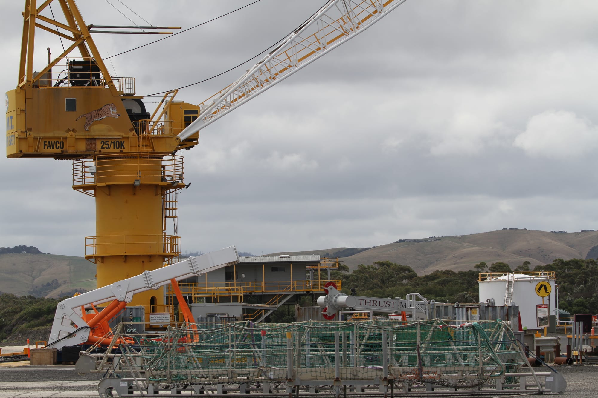 Stage 2 of Esso’s transportation and offloading operations at Barry Beach will include the transportation of structures through state waters and the offload and set down of decommissioned rigs at the Barry Beach ORC. B32_0825