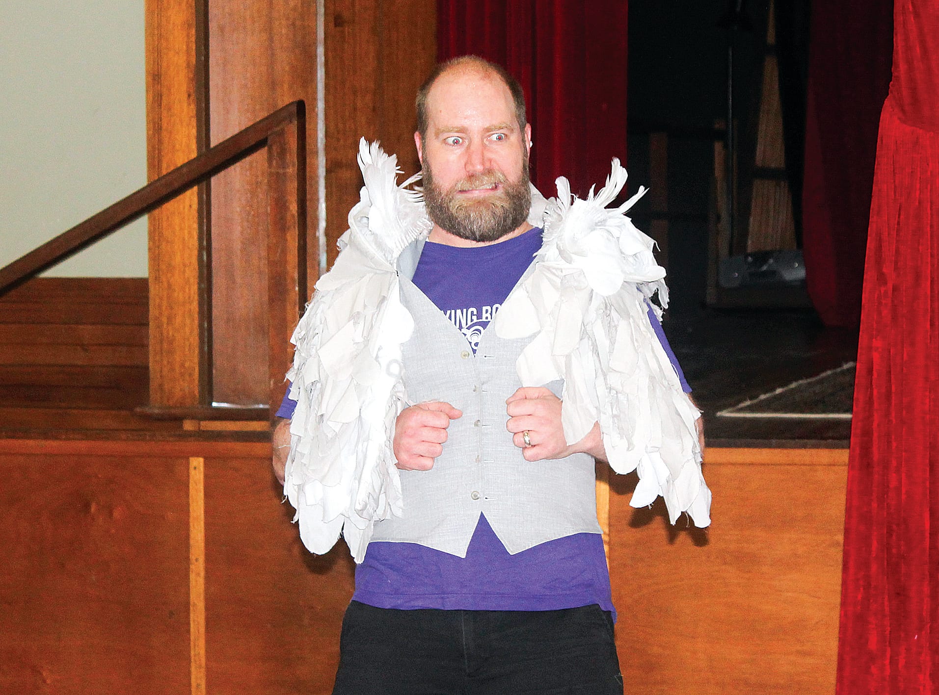 Chris Knight from the Flying Bookworm theatre company tells the story of The Ugly Duckling at the Meeniyan Town Hall. B40_4325