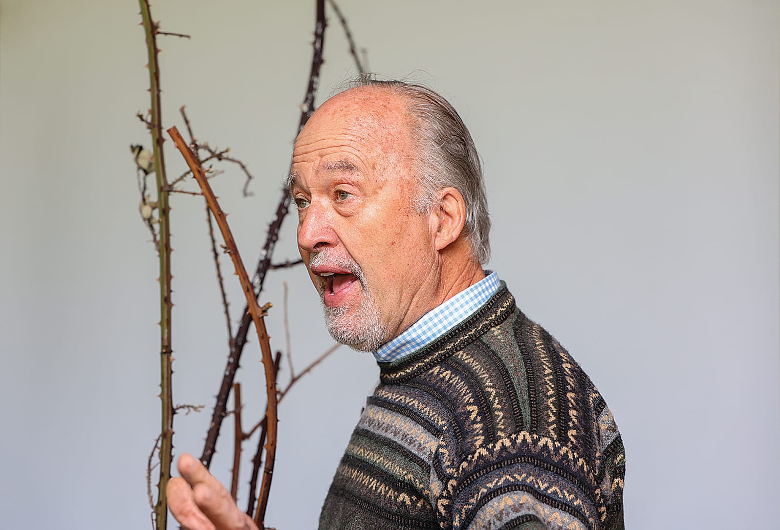 Dr Robin Adair from the Victorian Blackberry Taskforce explaining how to control blackberries at a Bass Coast Landcare Network workshop in Poowong. B18_4025