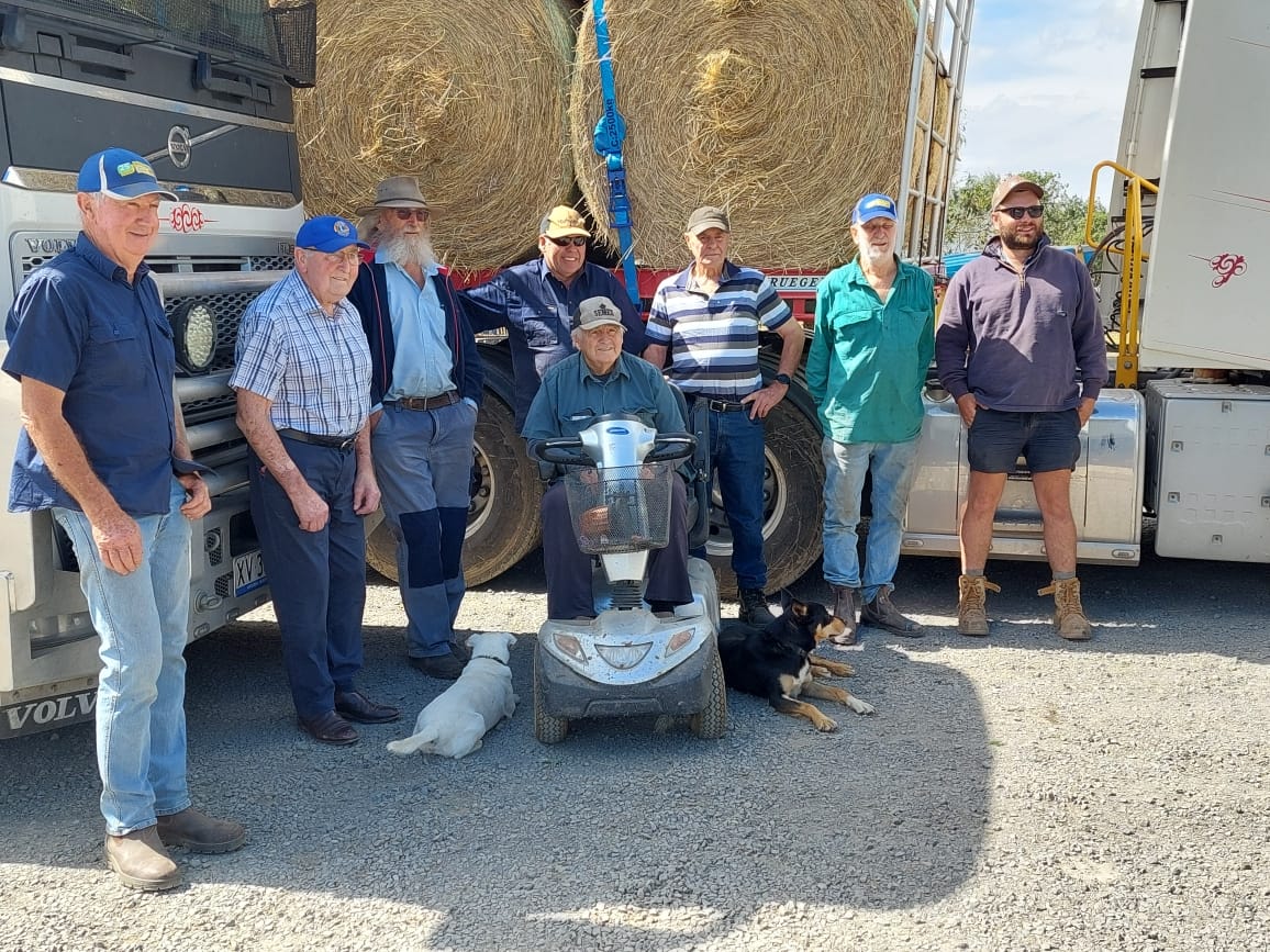 Hay trucks roll north to aid bushfire victims