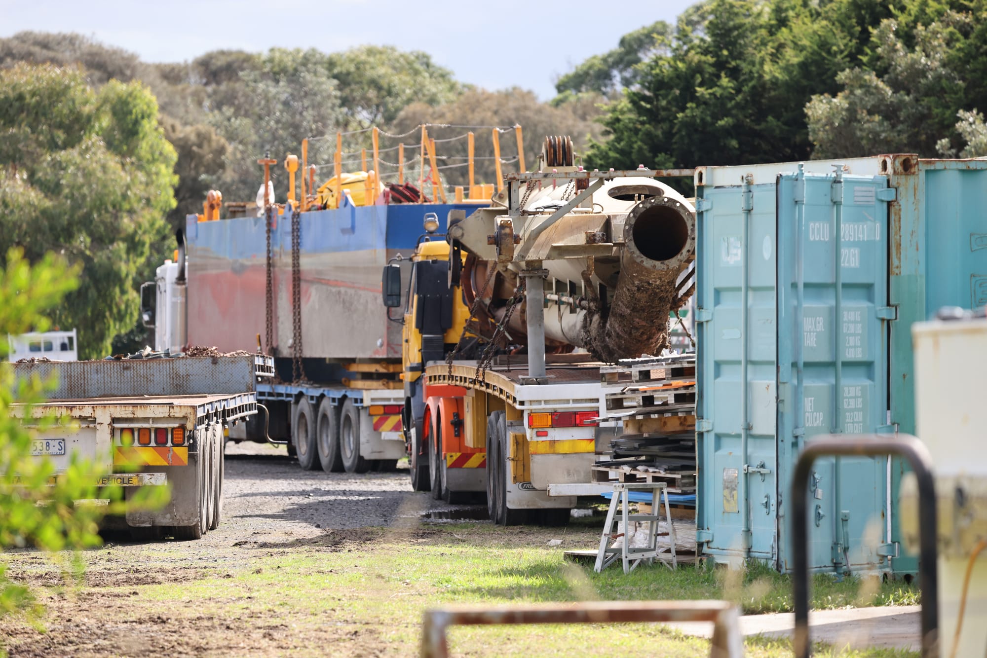 Kirra dredge arrives to start work on the Inverloch surf beach