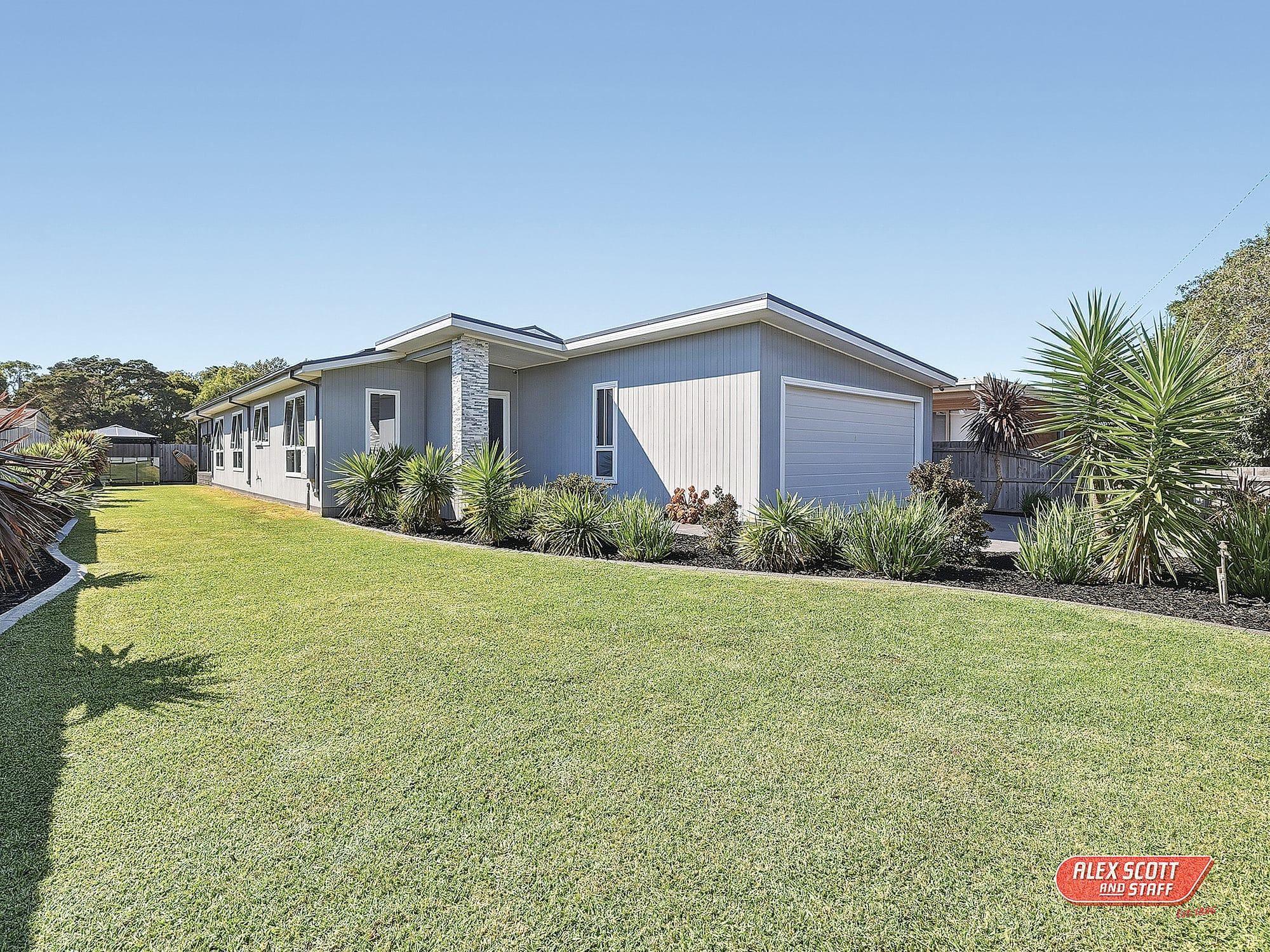 Near-new Cowes home with solar power and spa