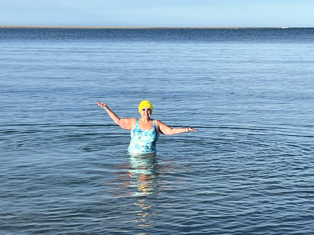 Robin’s cold plunge for Cancer Council’s Daffodil Day post image