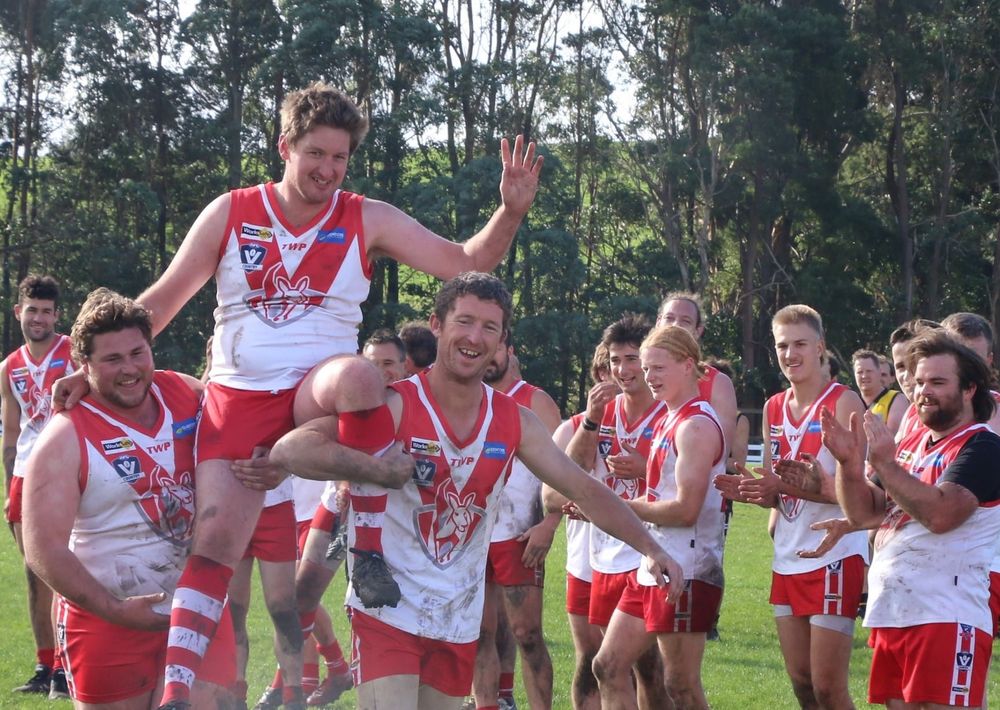 Players line up for Fishy stalwart’s 350th game post image