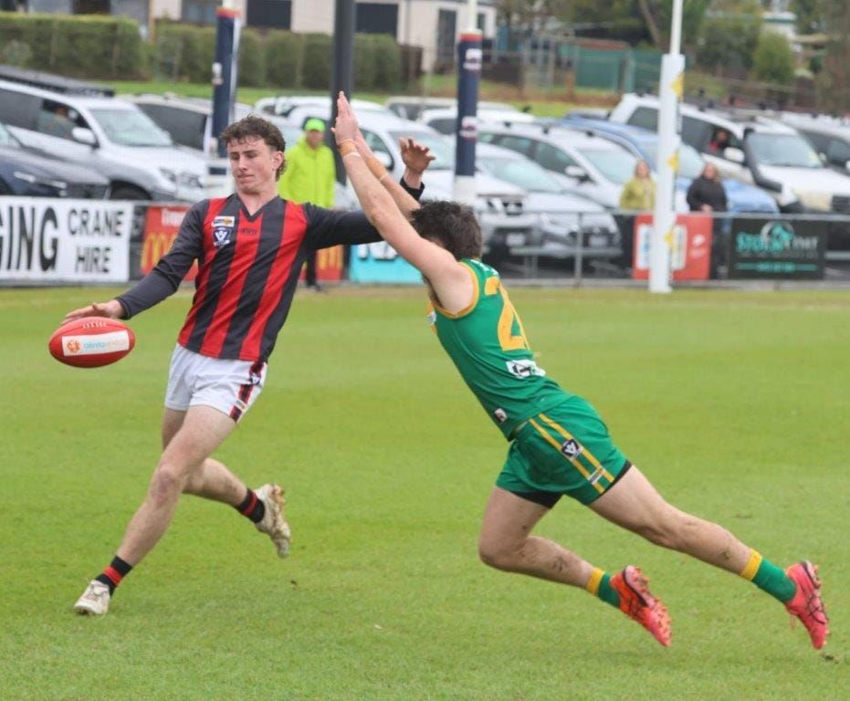 Parrots' Under 18s bow out on a rainy Traralgon day post image