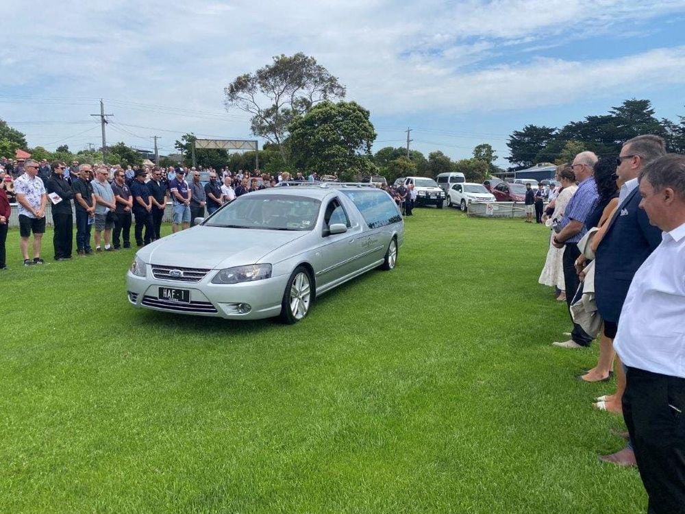 Emotion-charged applause as 'Cobra' leaves the field at Korumburra post image
