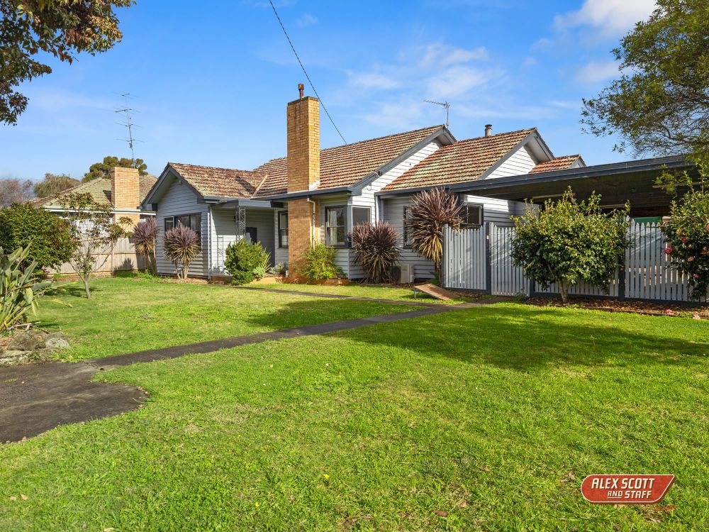 Convenient location on a massive flat block with huge shed post image