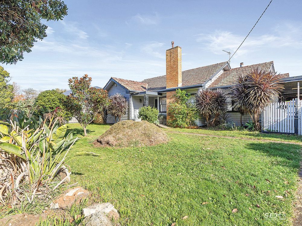 Walk to shops & huge shed! post image