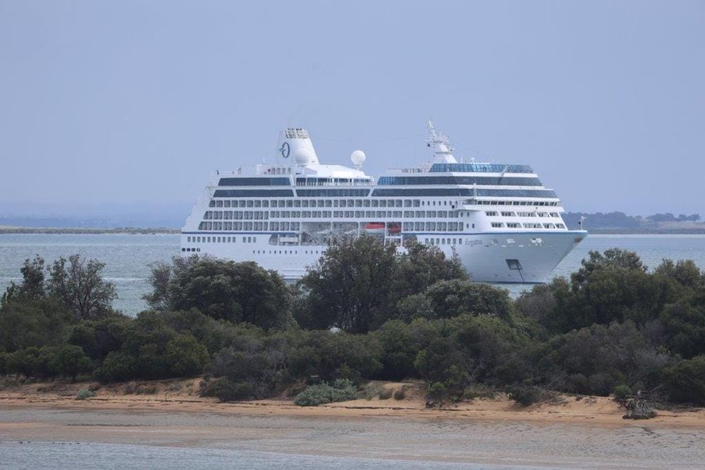 Band plays as ‘Regatta’ passengers arrive on Phillip Island post image