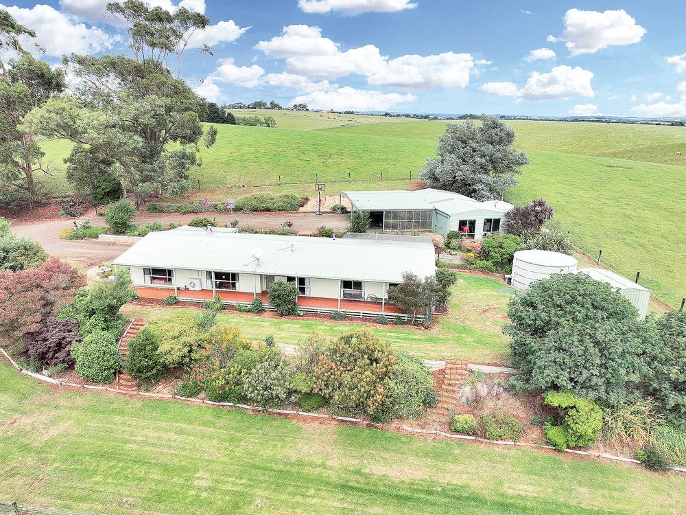 Charming country living on the edge of Leongatha post image