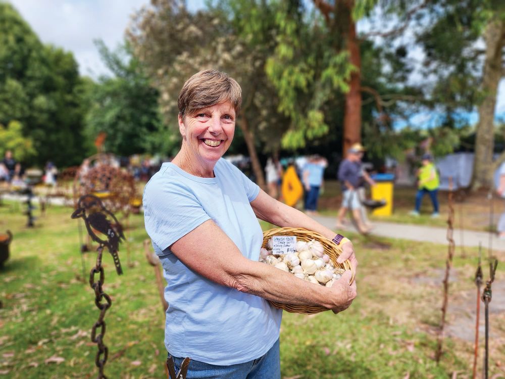 Garlic bonanza hits Meeniyan post image