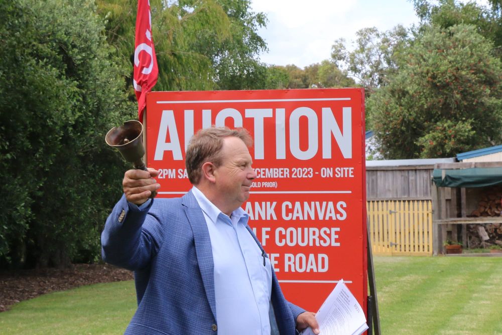 Buyers fail to tee off at Cowes’ auction post image