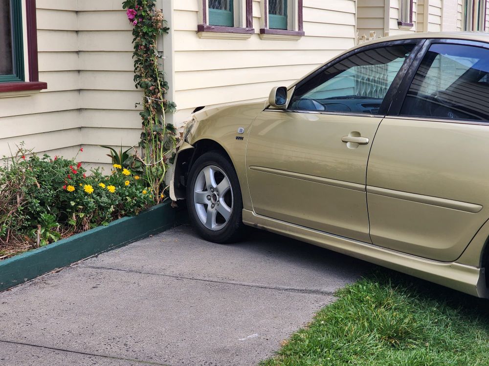 Vehicle collides with bookshop in Murray Street post image