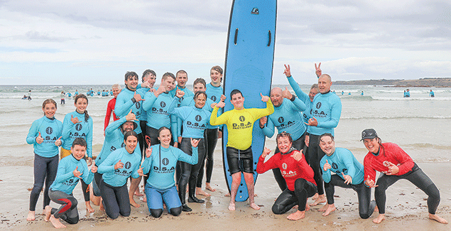 Surfers lend a helping hand post image