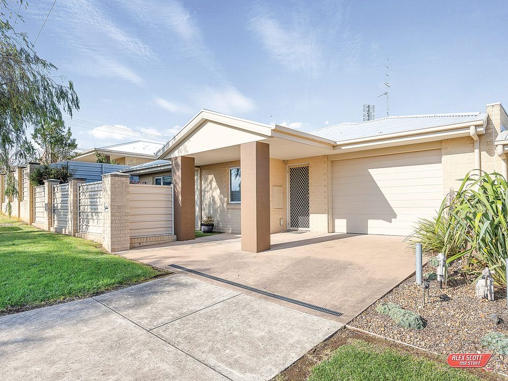Stunning townhouse, premium position post image