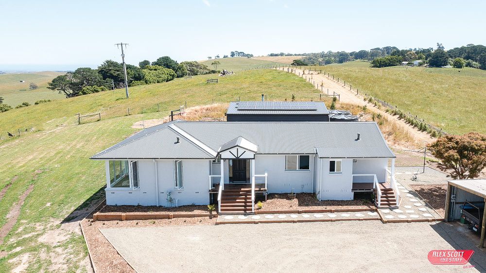 Stunning home with panoramic views post image