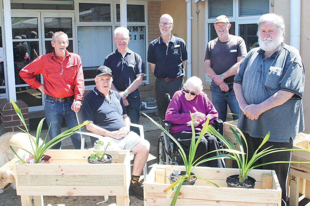 Inverloch Men’s Shed donates garden boost to Kirrak House post image