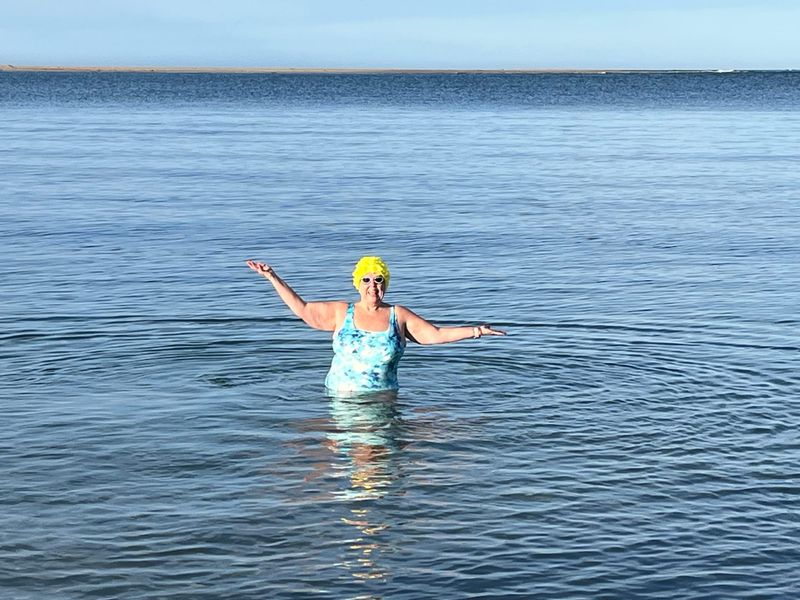 Robin’s cold plunge for Cancer Council’s Daffodil Day post image