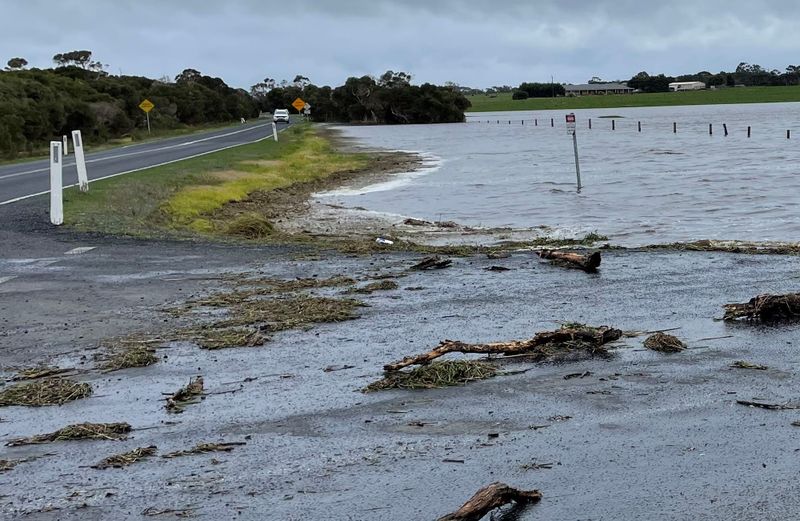 UPDATED: Extensive flooding, watch on high tide post image
