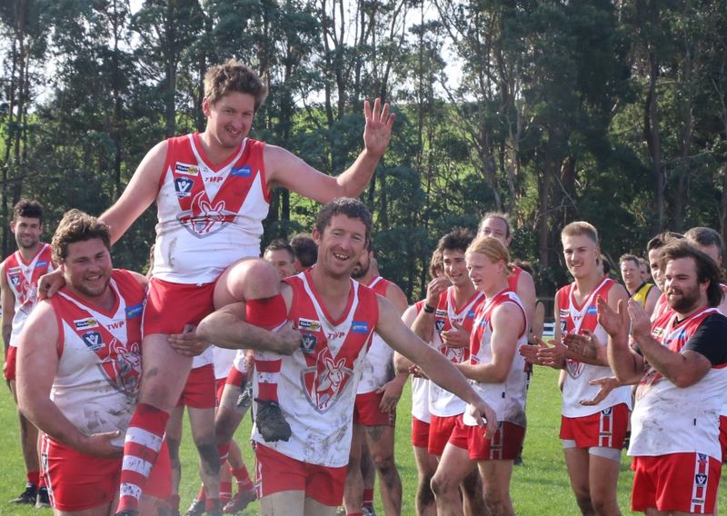 Players line up for Fishy stalwart’s 350th game post image