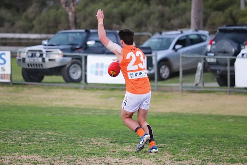 Giants hang on to one point win post image