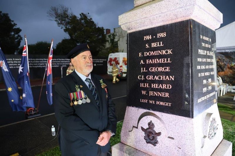 Spirit of mateship and resilience on show at Cowes dawn service post image