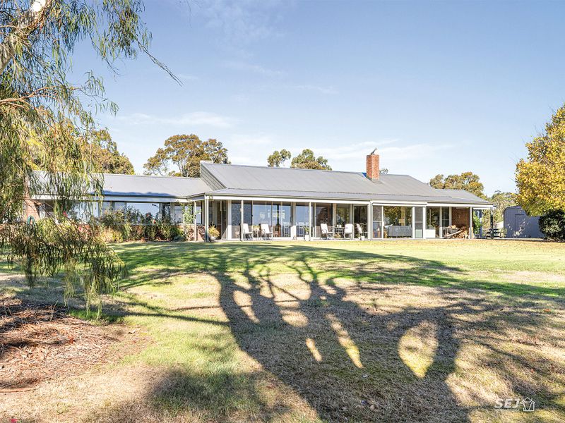 Rural living, minutes from town post image