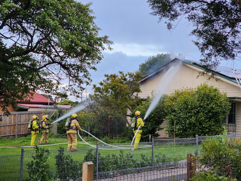 Roof fire on Hunter post image