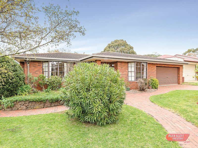 Look at my size and space in central Cowes post image