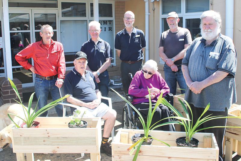 Inverloch Men’s Shed donates garden boost to Kirrak House post image