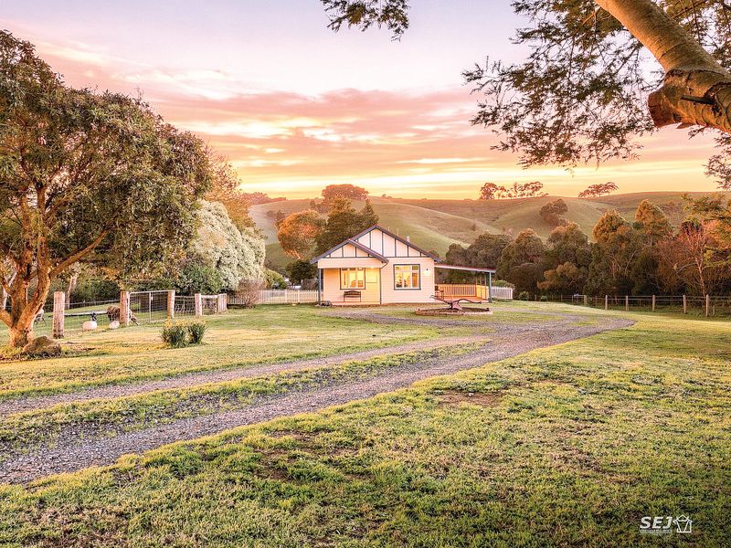 Country charm in the valley with a shed to match post image