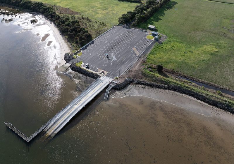 Windsurfers plant 350 natives to replace the shade lost at Mahers Landing post image