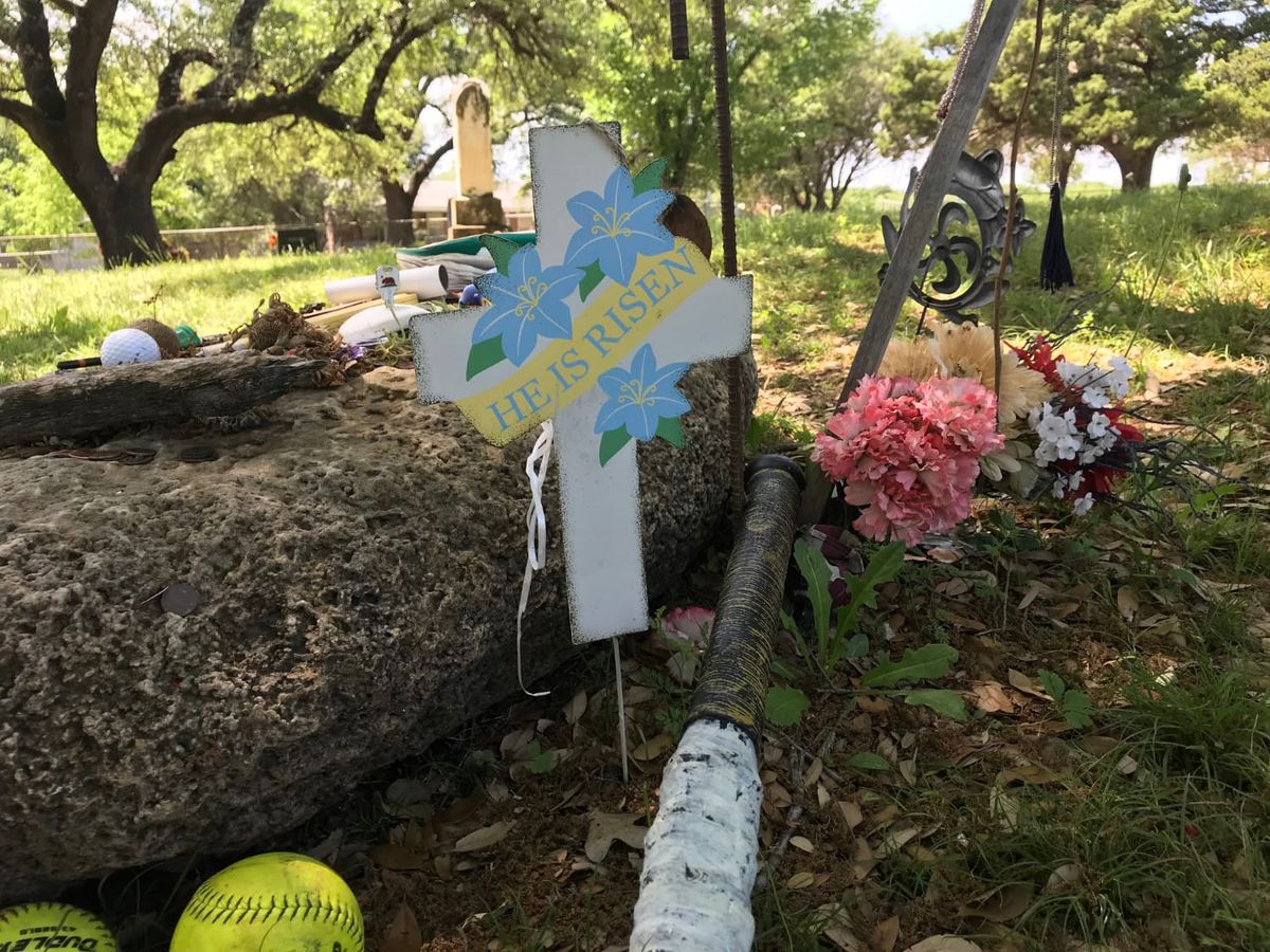 Alien grave in Aurora, Texas, with a cross saying 'He is risen'.