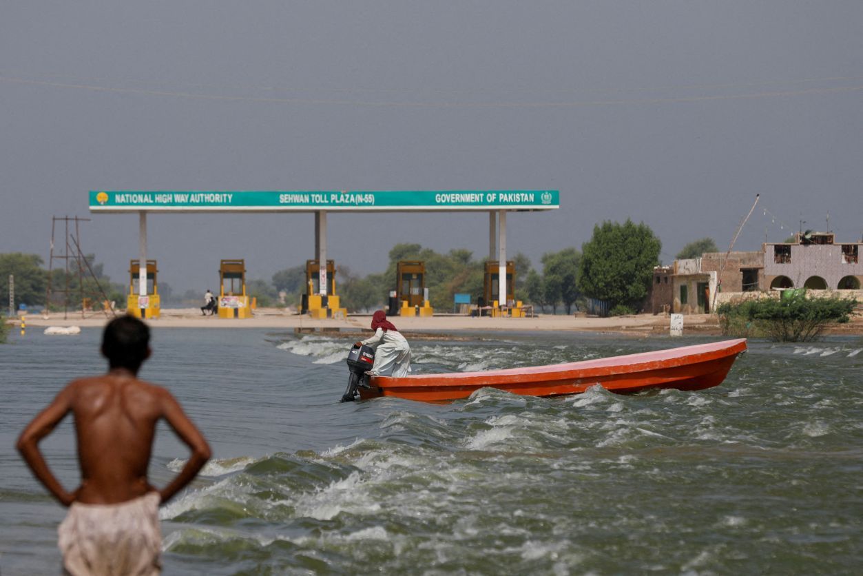 A-toll-plaza-amid-flood-water-on-main-Indus-highway-in-monsoon-season-in-Sehwan,-Pakistan,-September-15,-2022.-(REUTERS/Akhtar-Soomro/File-Photo)