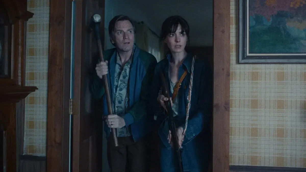 The End of Oak Street Review: Anne Hathaway Battles Dinos In This Oddly Toned Spielberg Rip-Off