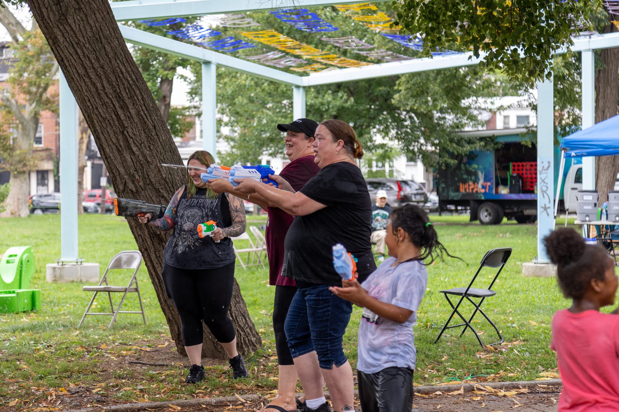 Fotos de Kensington: Miembros de la comunidad participan en la segunda "Pelea comunitaria con pistolas de agua" anual en Harrowgate Park.