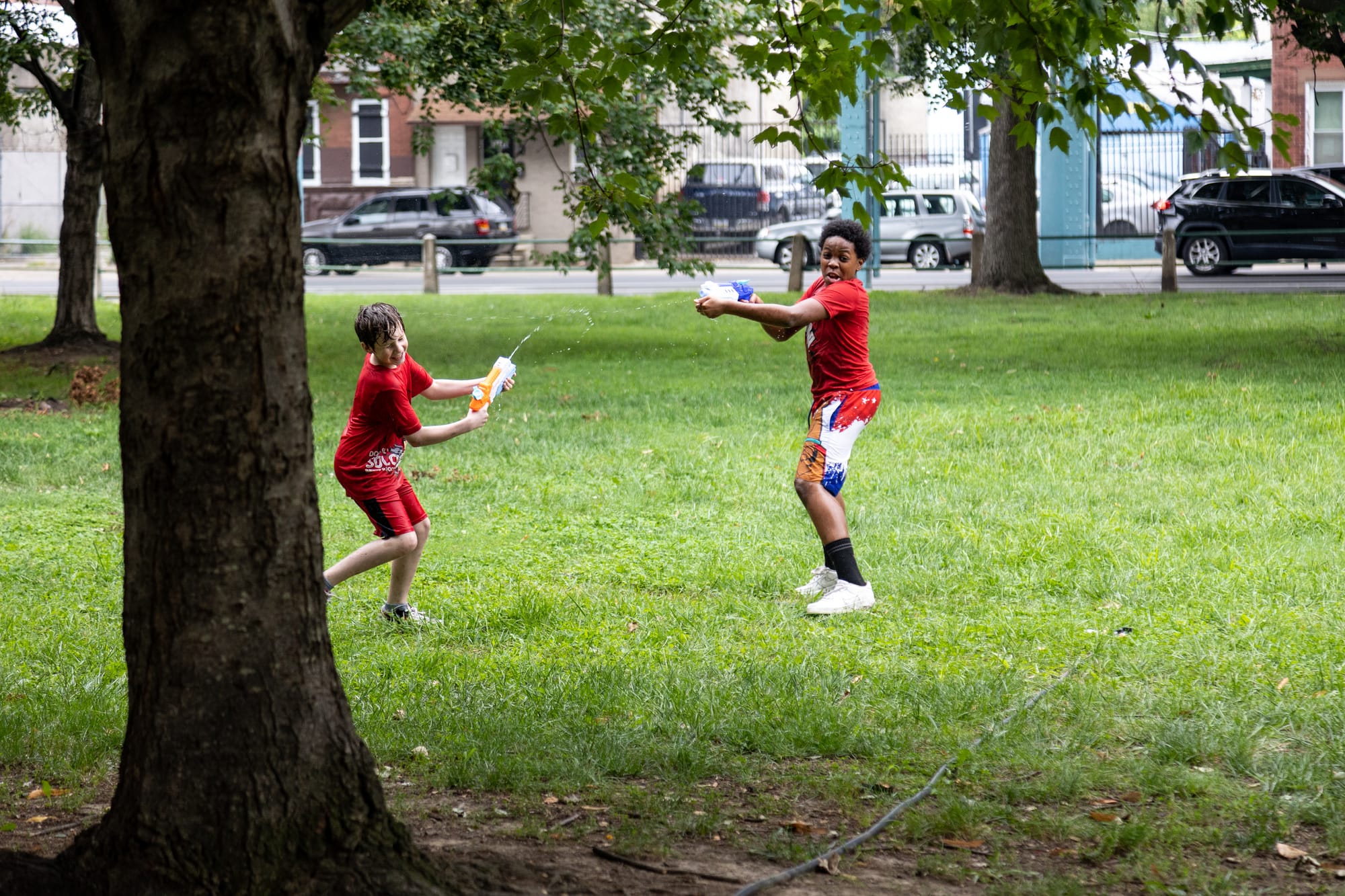 Fotos de Kensington: Miembros de la comunidad participan en la segunda "Pelea comunitaria con pistolas de agua" anual en Harrowgate Park.