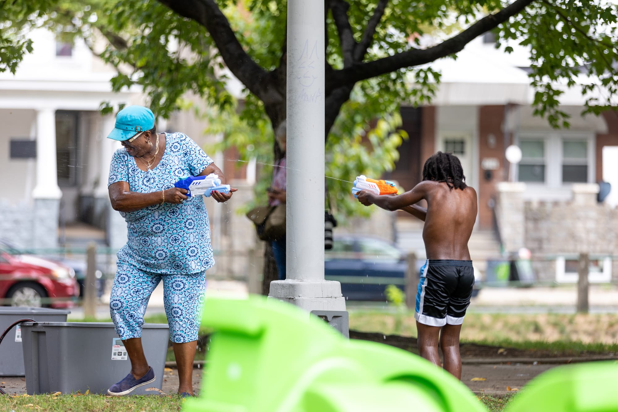 Fotos de Kensington: Miembros de la comunidad participan en la segunda "Pelea comunitaria con pistolas de agua" anual en Harrowgate Park.