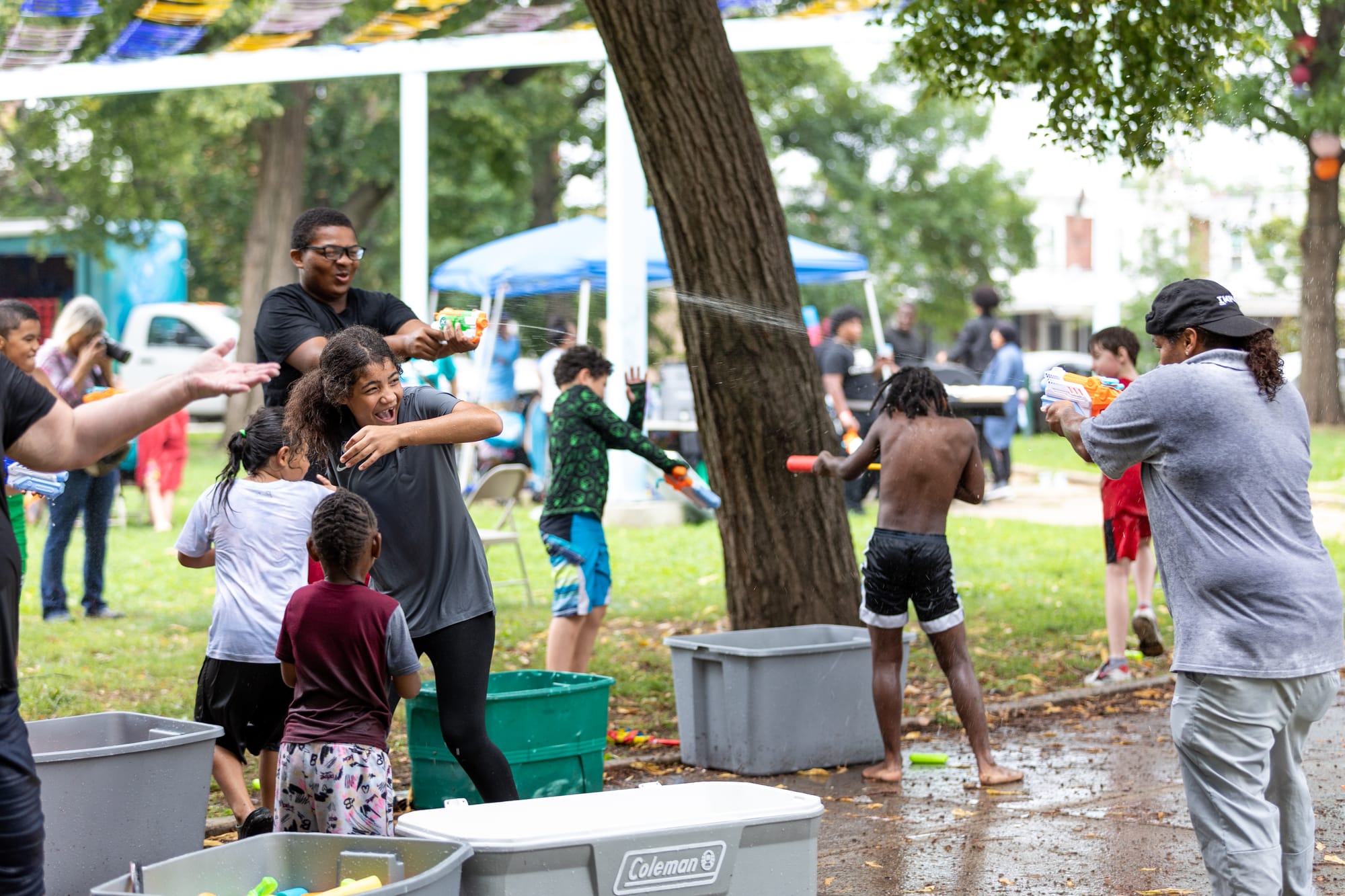 Fotos de Kensington: Miembros de la comunidad participan en la segunda "Pelea comunitaria con pistolas de agua" anual en Harrowgate Park.
