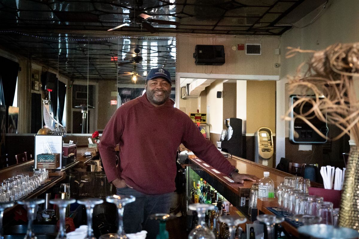 El dueño de un bar local está decidido a construir una conexión con la comunidad en Chuckles' Bar & Grill