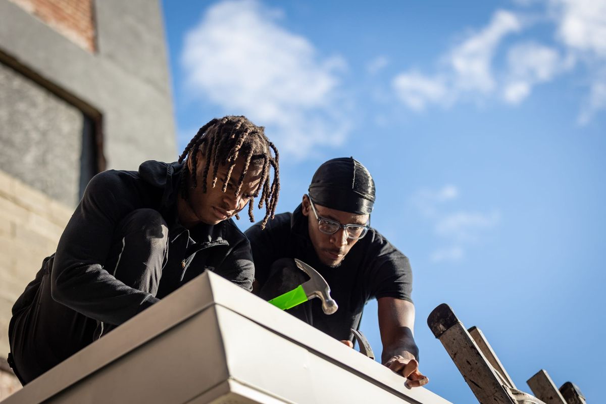 Los adolescentes de Filadelfia están construyendo las bases para el futuro a través de este programa gratuito de carpintería de Kensington