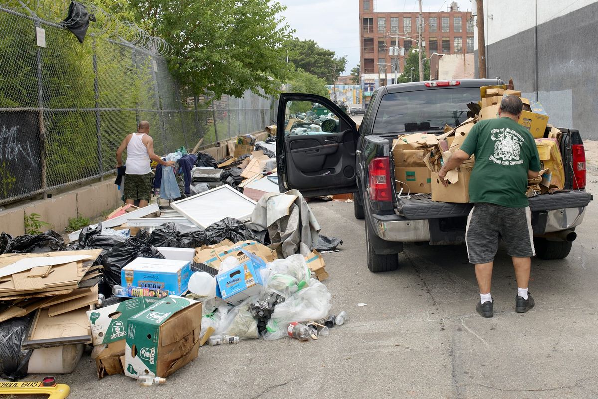 Las pilas de basura y el desbordamiento de contenedores empeoran en Kensington en medio de una huelga de saneamiento mientras los residentes apoyan al sindicato.