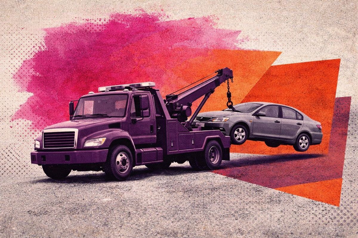 Grúa retirando un vehículo abandonado de una calle de Filadelfia, ilustración editorial tipo collage en tonos ciruela y rosa magenta con formas geométricas de color naranja quemado sobre un fondo con textura de hormigón.