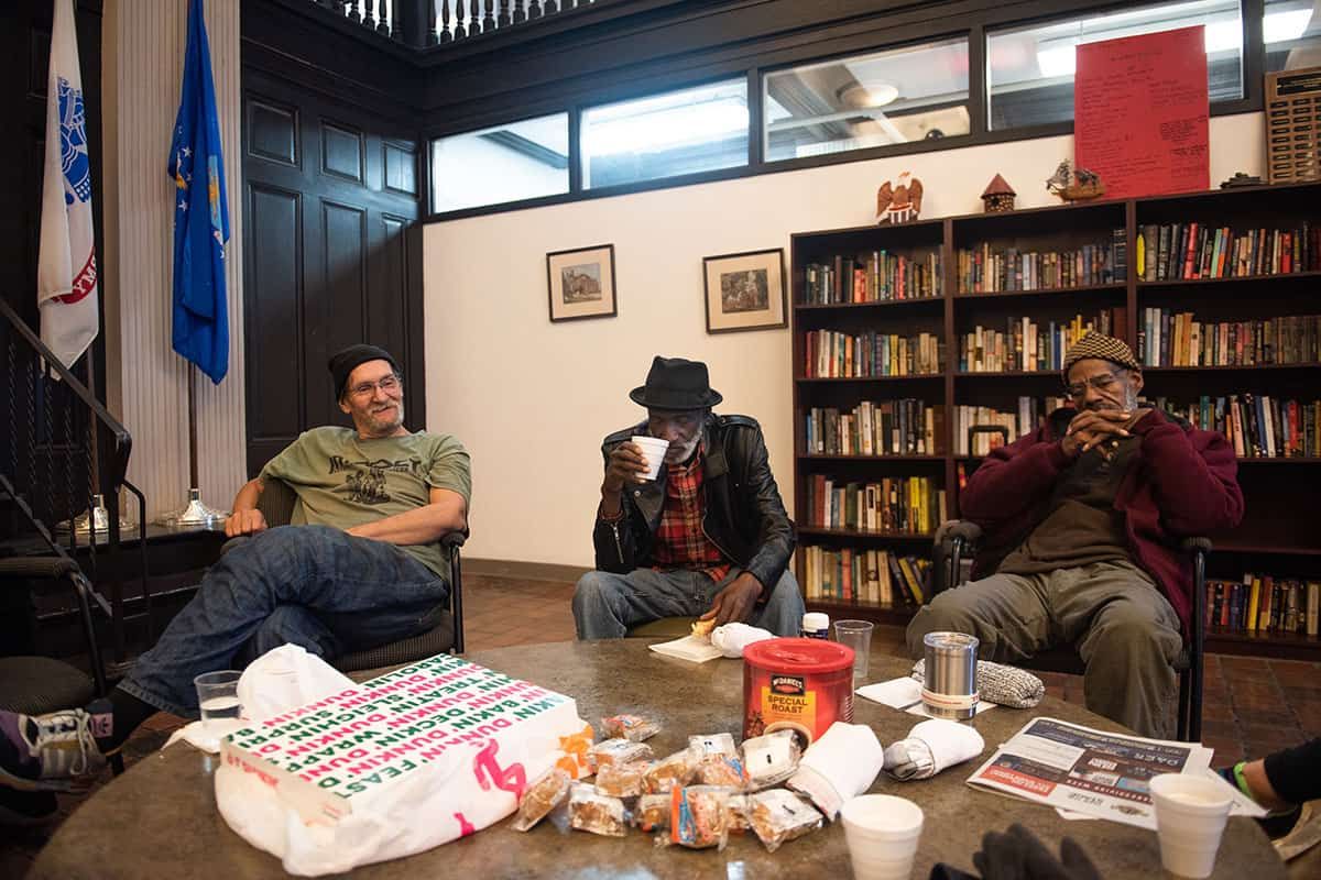 El club de café en Kensington ayuda a los veteranos a conectarse, alivia la soledad