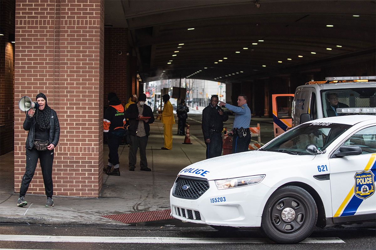 La ciudad despeja campamento durante la pandemia del COVID-19, provocando críticas de activistas de vivienda