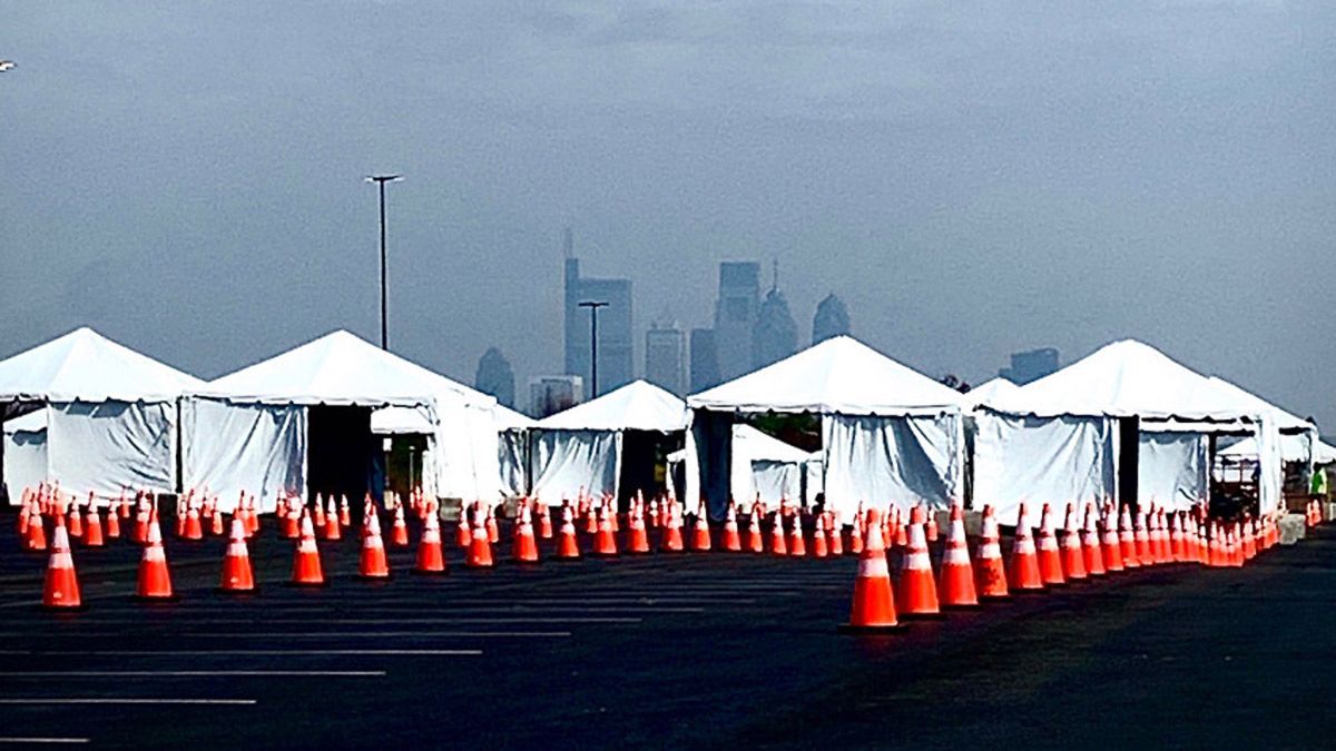 Ofrecen exámenes “servi-carro” de coronavirus al sur de Filadelfia